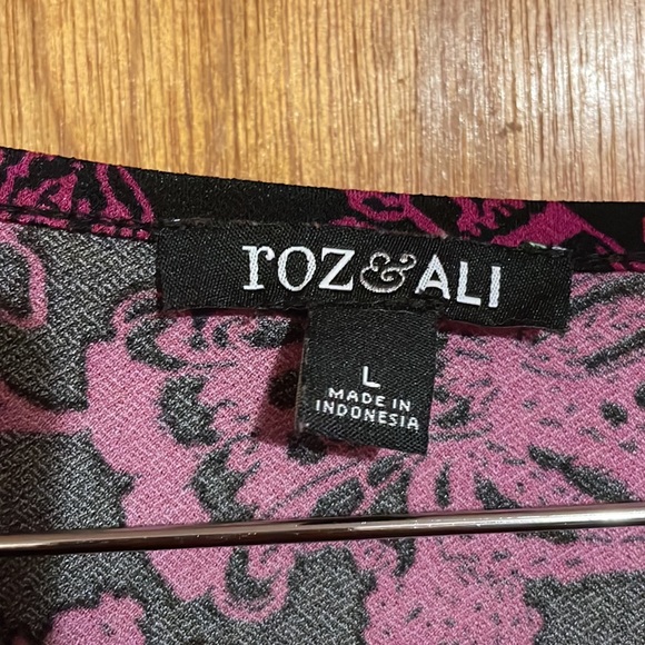 •ROZ & ALI•NWOT BLACK & PINK FLORAL WITH GOLD STUD SCOOPNECK BLOUSE SIZE LARGE - Picture 6 of 9